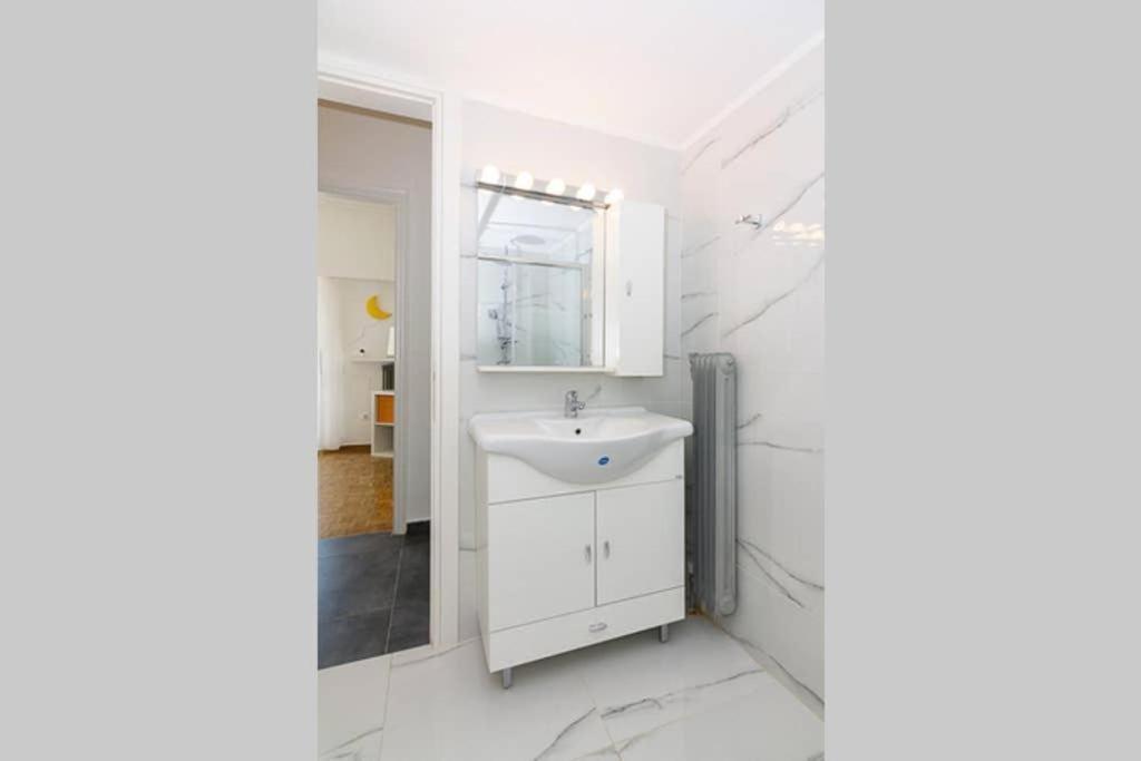 Sunlit 2Br Oasis In Metaxourghio 3Min From Metro Leilighet Athen Eksteriør bilde